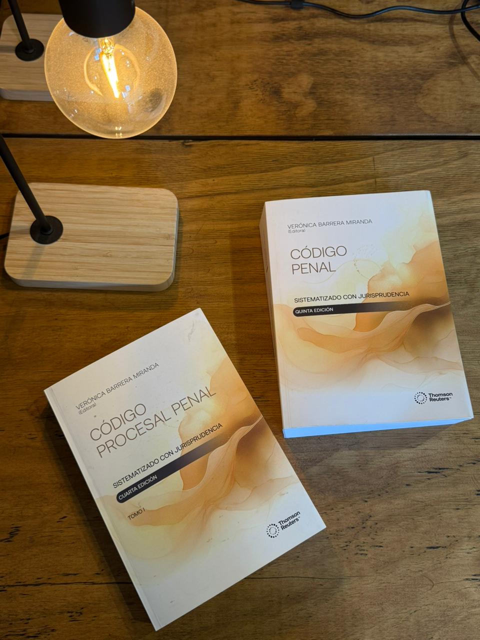 Escritorio con arte moderno