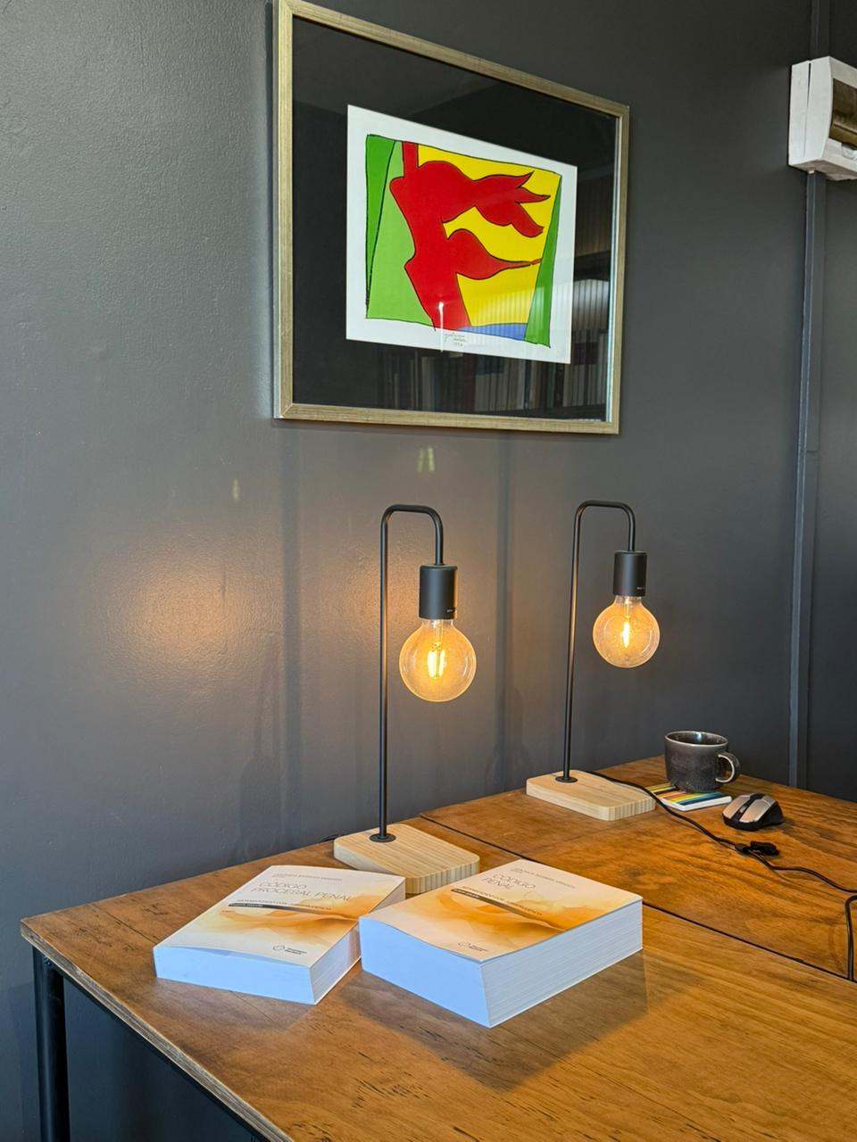 Escritorio con lámparas