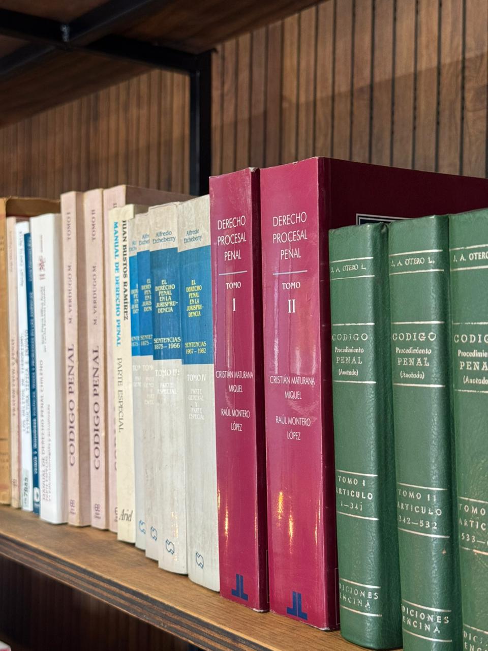 Librero con textos jurídicos